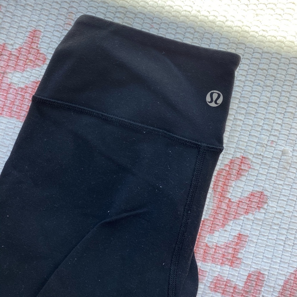 Black Lululemon wunder under cropped leggings